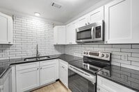 Building Photo - Crown Moulding********* Renovated 3 Bedroom 2 Bath********* Granite Countertops