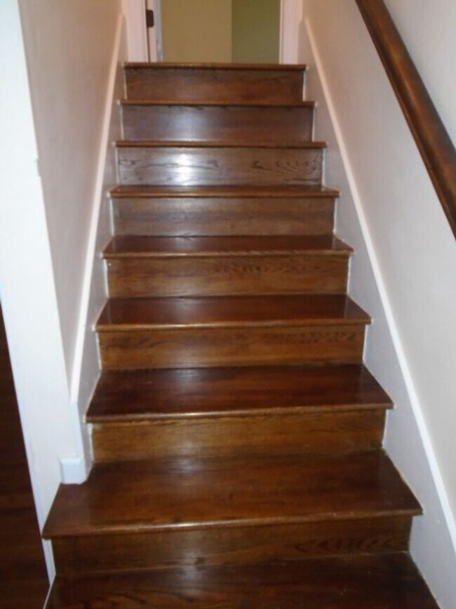 Building Photo - 3 Bedroom 2 Full Bathroom, Brick, Tri-Level Home in Mill Creek Farms Available Now!