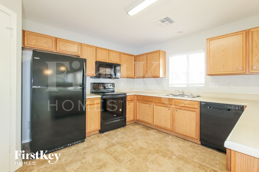 Building Photo - 12521 W Ash St