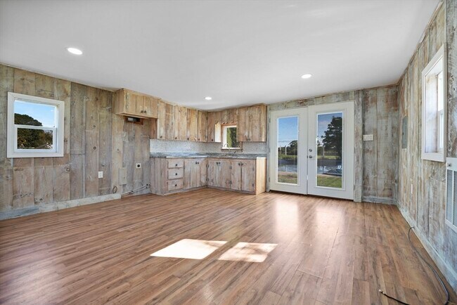Building Photo - 736 Sconitcut Rd