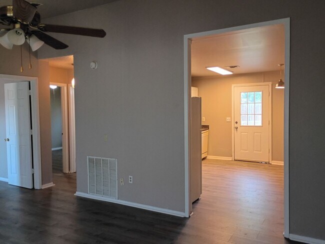 Building Photo - 901-903 Meadowlark Circle