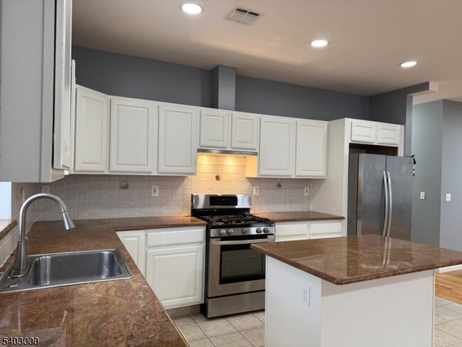 Building Photo - 610 Devon St