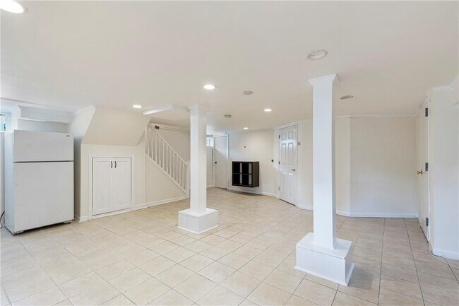 Building Photo - 727 Pelhamdale Ave