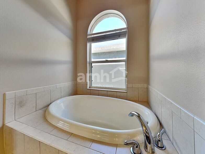 Building Photo - 406 9th St NE