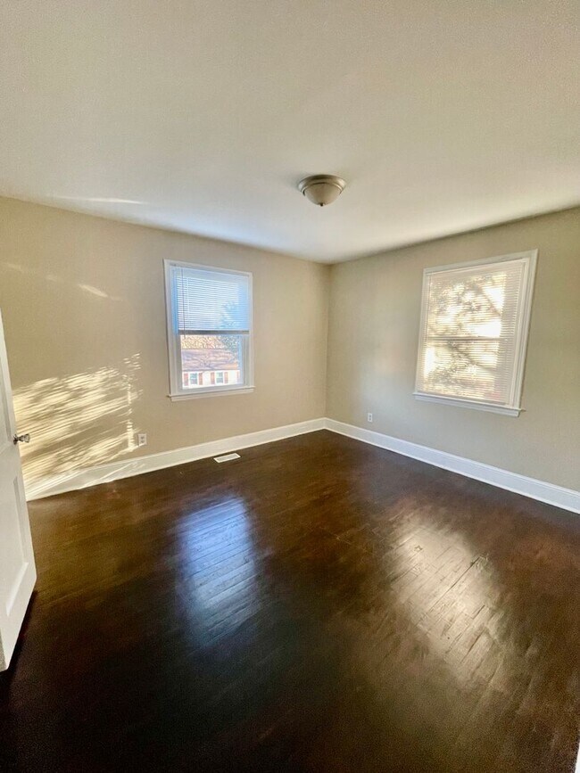 Building Photo - This 3 bedroom 1 bath home is located off Freedom Dr