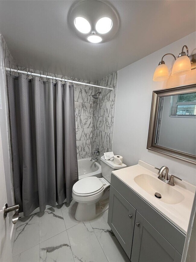 Building Photo - 2121 NE 42nd Ct