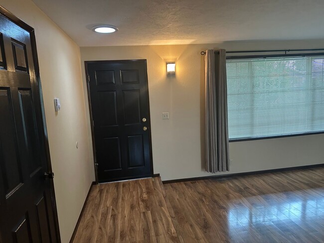 Building Photo - Freshly updated 2 bedroom 1 bathroom duple...