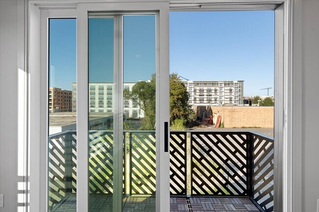 Building Photo - 250 Domain Way
