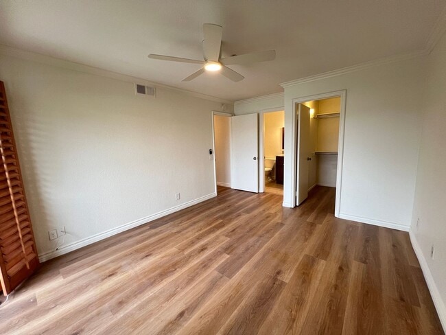 Building Photo - Private End Unit with New Kitchen