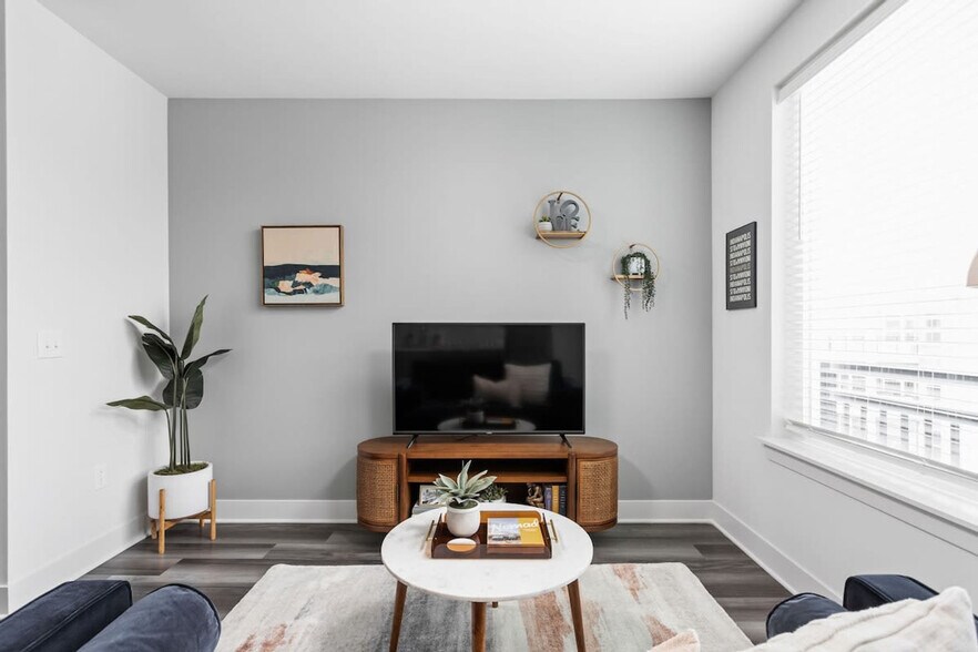 Building Photo - 520 E Washington St