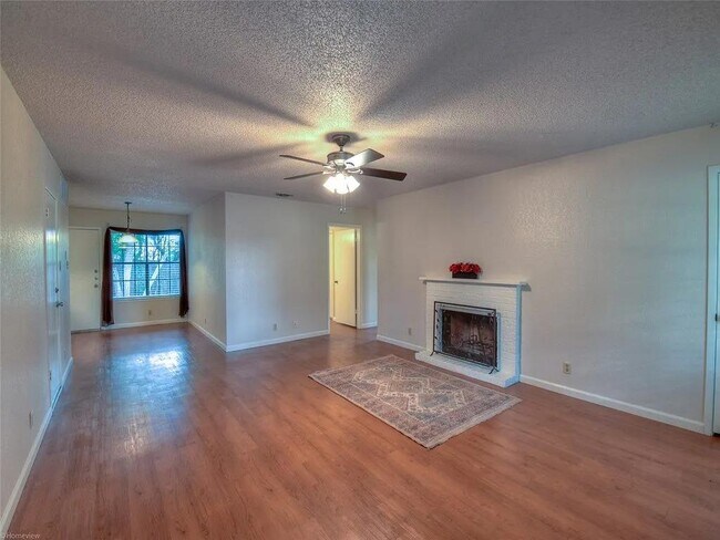 Building Photo - 601 Algerita Dr