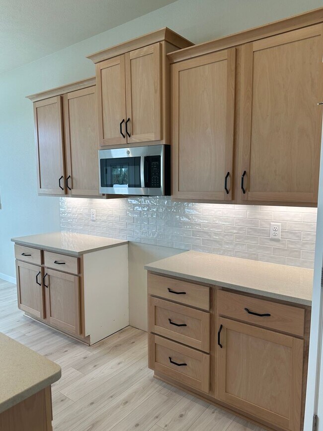 Building Photo - 1 Month FREE RENT w/ 12m Lease! Alderbrook...