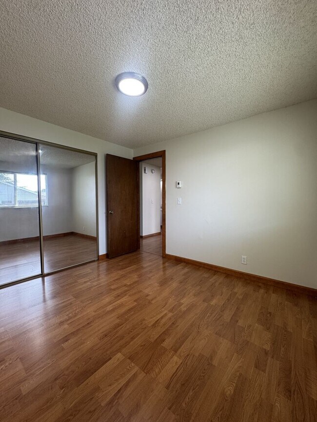 Building Photo - (KIE 1) 2-Bed, 1-Bath Duplex