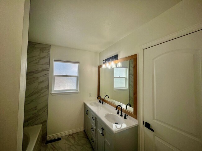 Building Photo - Beautifully Renovated 4-Bedroom Home in Canterberry Crossing