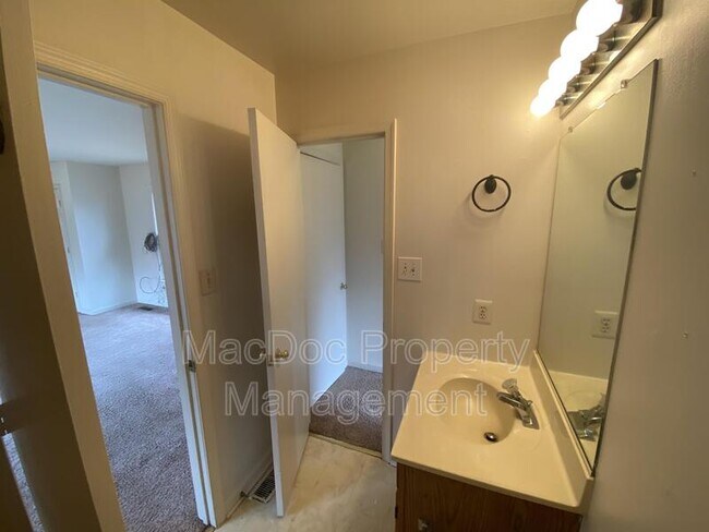 Building Photo - 227 Bend Farm Rd