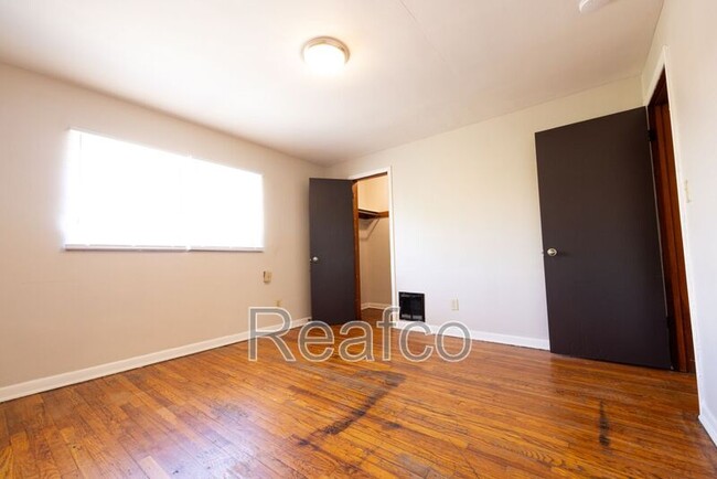 Building Photo - 830 S Harris Ave