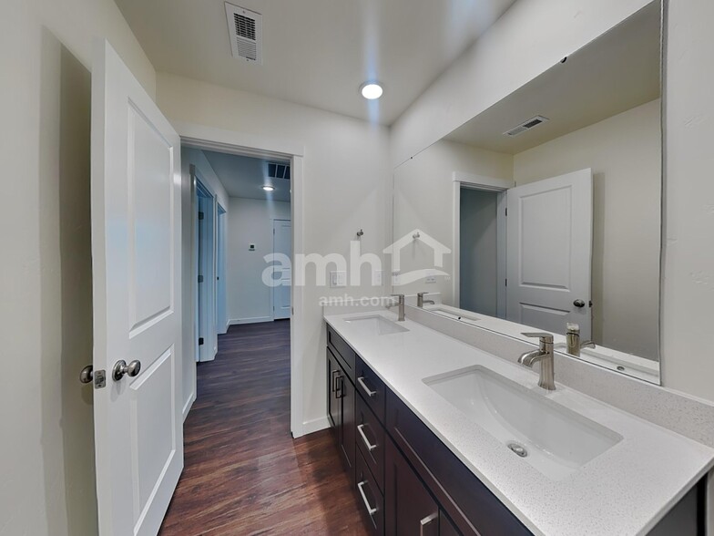 Building Photo - 9428 W Shumard St