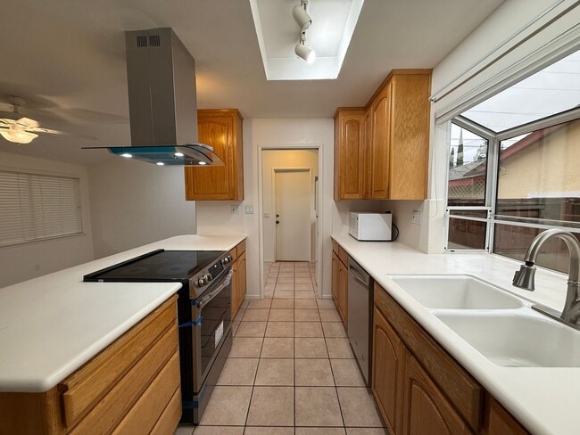 Building Photo - Single Story Home in Quiet Neigbhorhood Ne...