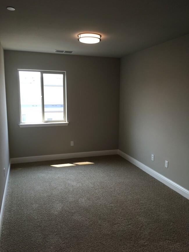 Building Photo - 4 Bedroom West Redding Townhome