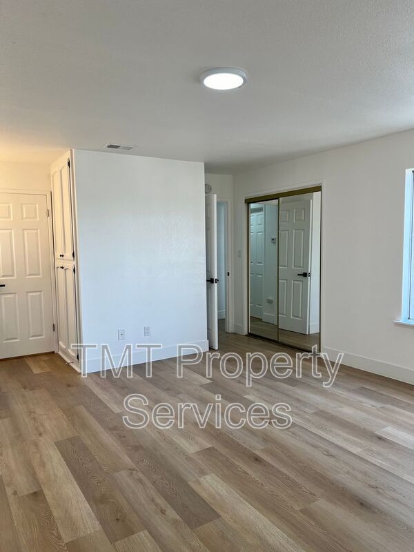 Building Photo - 610 E Newlove Dr
