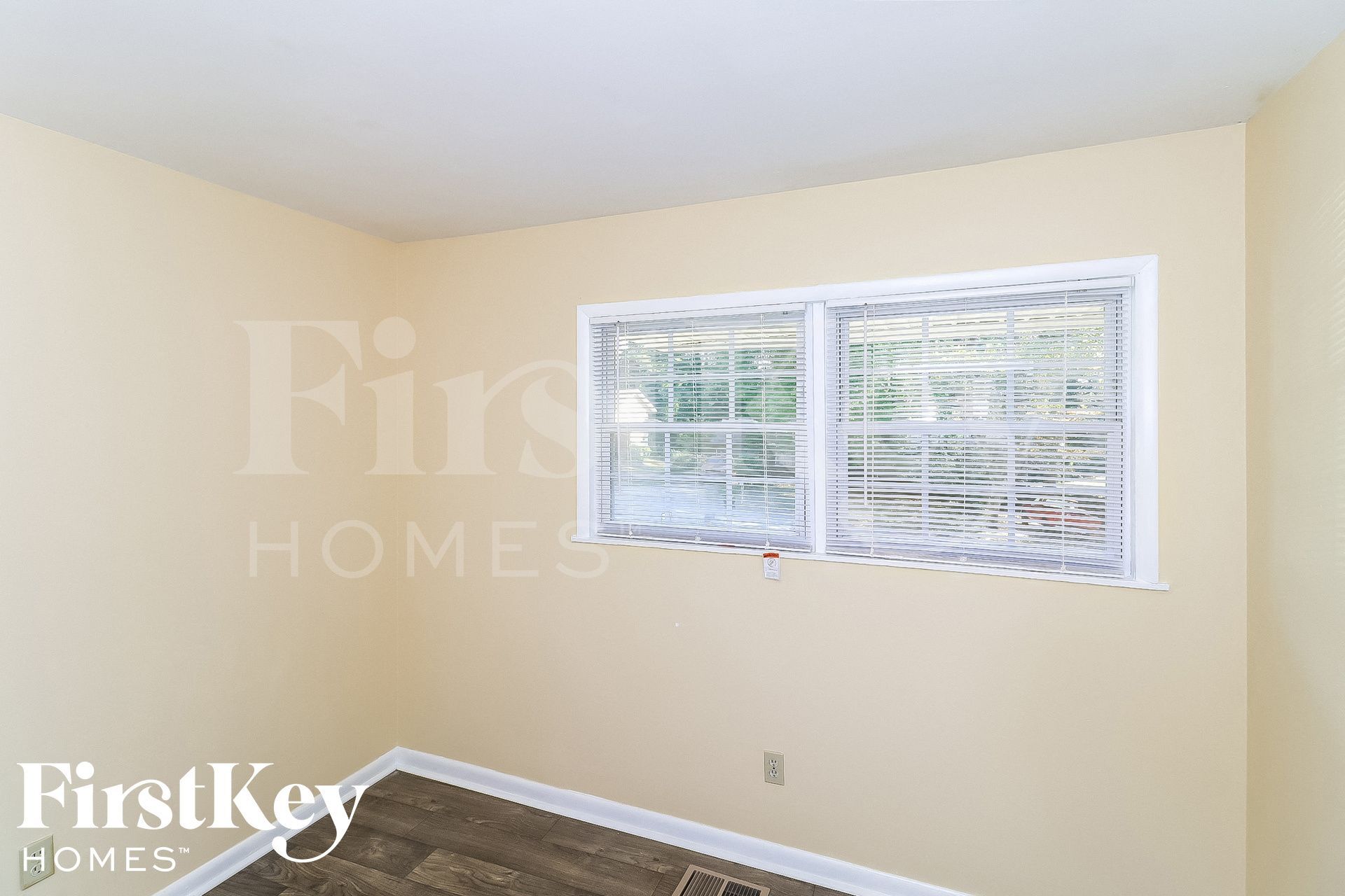 Building Photo - 2450 Rolling View Dr