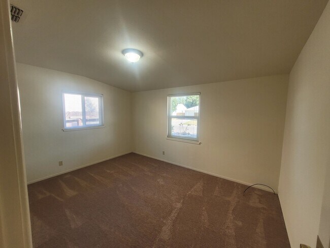 Building Photo - Three bedroom 1 bath with central heat and air