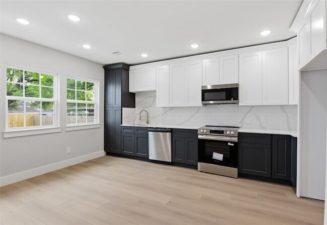 Building Photo - 4610 Providence St