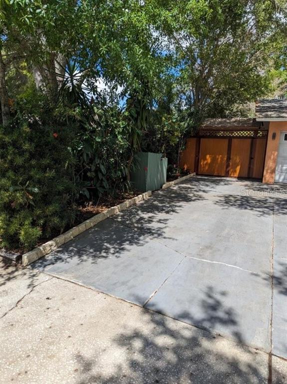 Building Photo - 1602 Amberlea Dr S