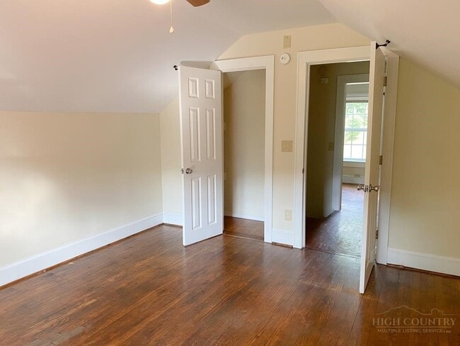 Building Photo - 807 Mt Jefferson Rd