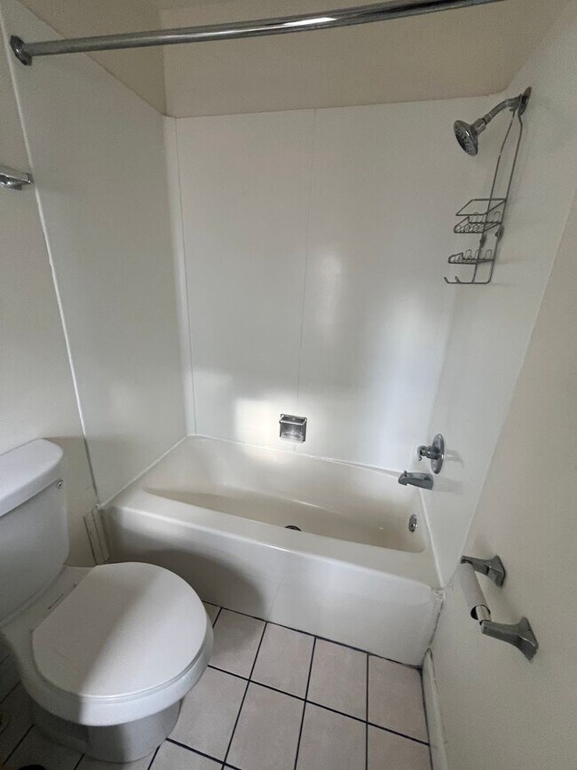 Building Photo - FOR RENT – West Reading