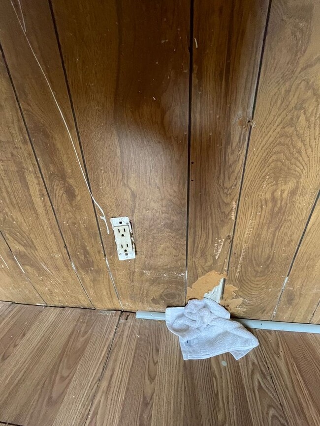 Building Photo - Country living with spacious front and backyard - 3 beds/ 2bath available now