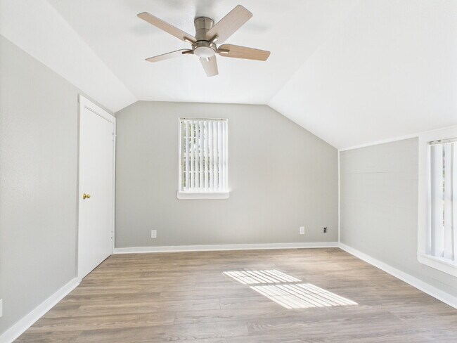 Building Photo - Gorgeous 4/3 in Quiet Neighborhood Utiliti...