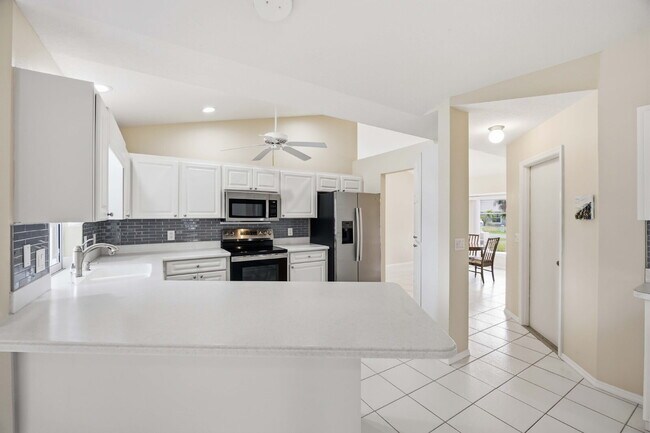 Building Photo - "Spacious 3-Bedroom Retreat with 2 Full Baths in Rotonda West Pinehurst!"