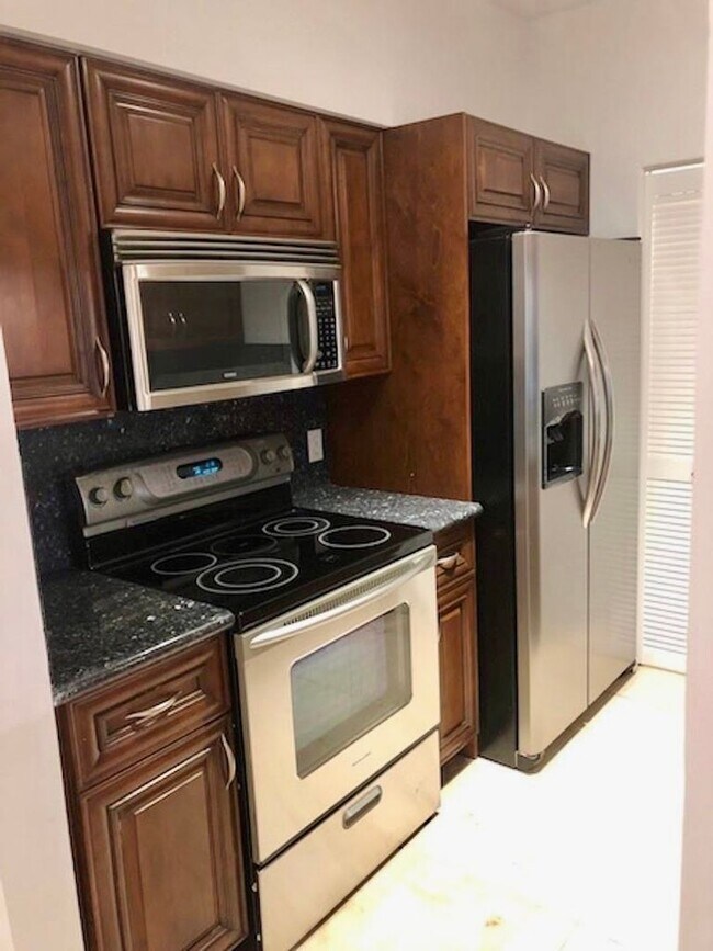Building Photo - Spacious 1-bed, 1-bath condo is nestled in the gated waterfront community of The Yacht Club at Av...