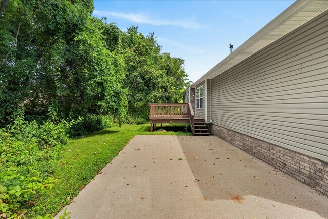 Building Photo - Three Bedroom in Sango!