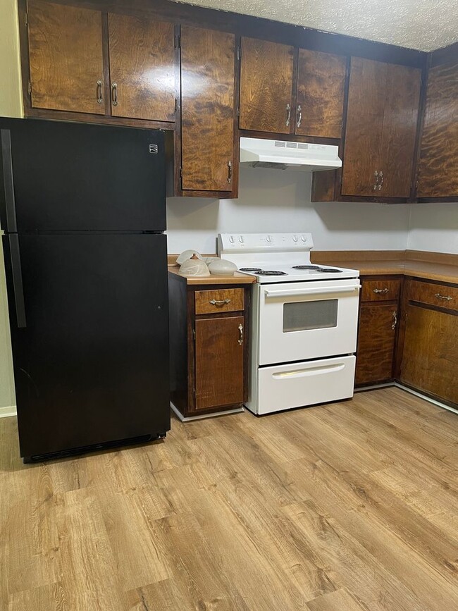 Building Photo - 2BR 1 Bath Duplex off Whitehead Rd! Availa...