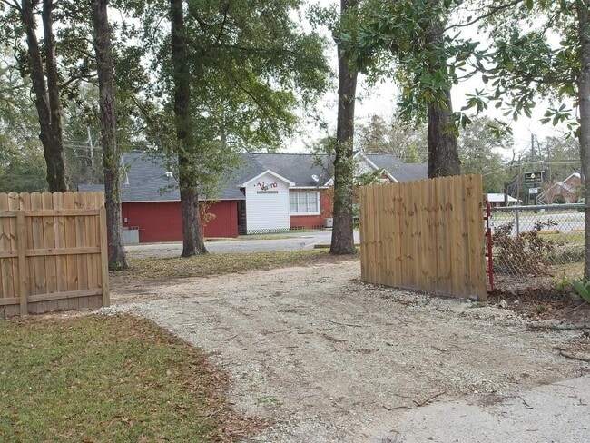 Building Photo - 821 Brett St S