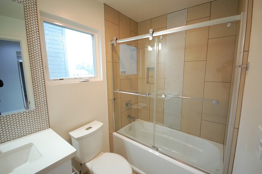 FULL BATH - 648 1/2 N Serrano Ave