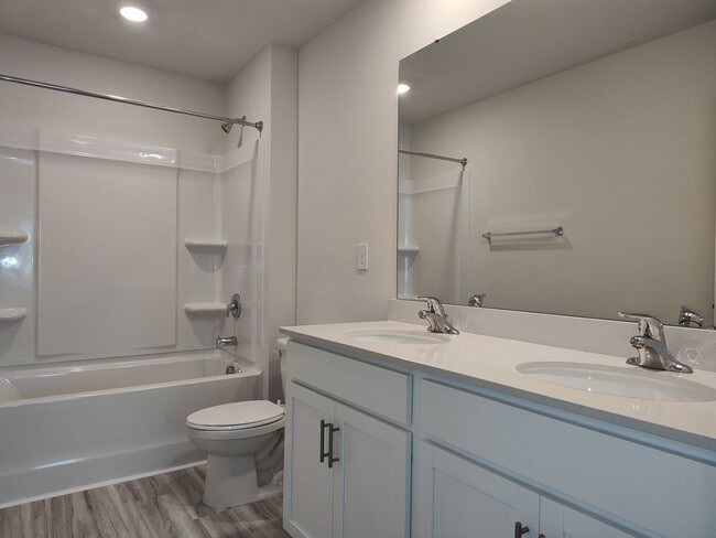 Building Photo - Beautiful home located in the Hamilton Woo...