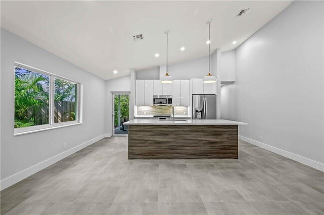 Building Photo - 828 NE 17th Way
