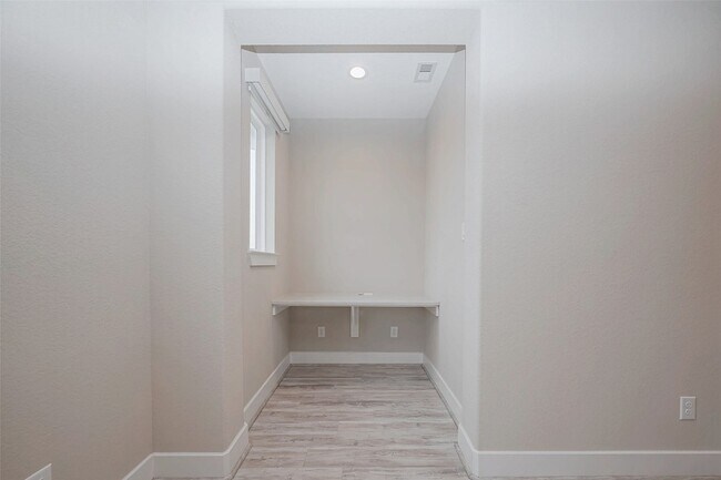 Building Photo - 10014 Granary Dr