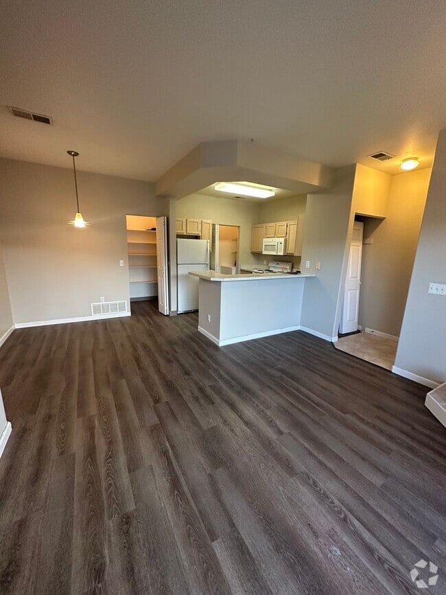 Building Photo - Updated 2 bed, 2 bath Upper Level Condo