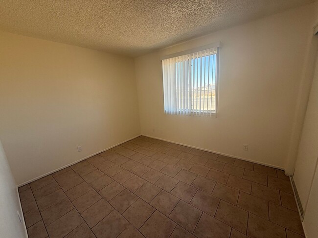 Building Photo - Hesperia Duplex-Spacious 2 Bedrooms, 1 Bathroom, New Interior Paint