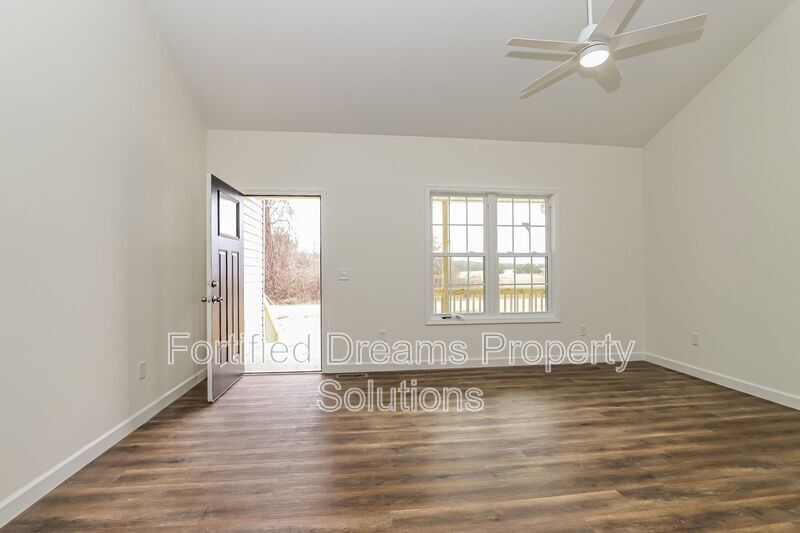 Building Photo - 400 N Smith St