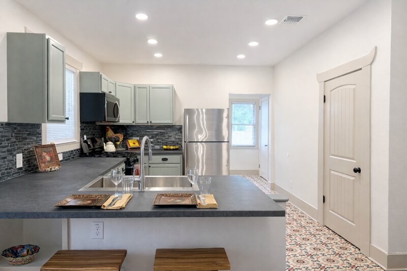 Building Photo - 843 Rigsby Ave