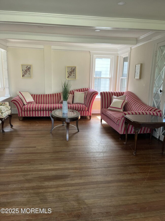 Building Photo - 404 Lake Dr