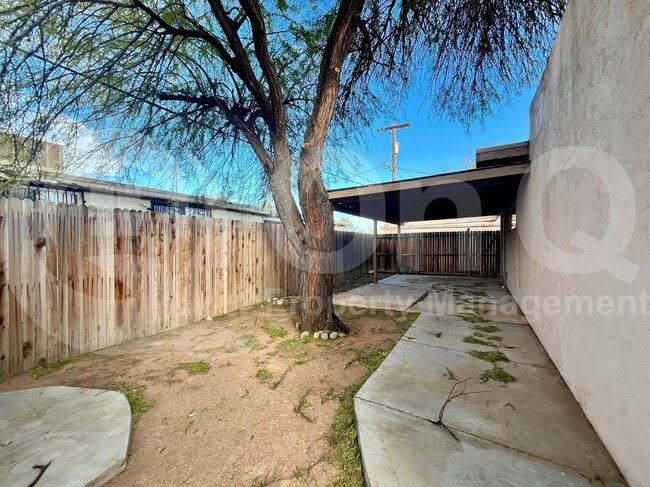 Building Photo - 2705 N Orchard Ave