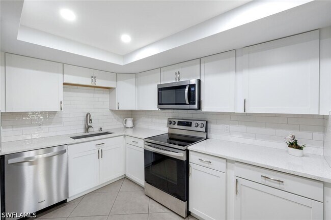 Building Photo - 5954 Pelican Bay Blvd