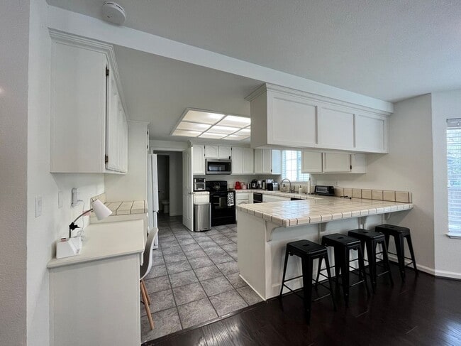 Building Photo - 3685 Fairway Dr