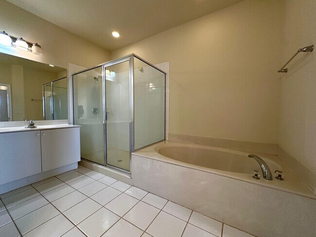 Building Photo - 425 Greenwich Cir